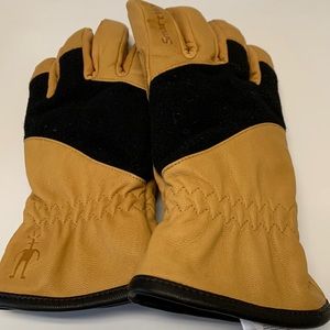 Pair of leather ladies gloves